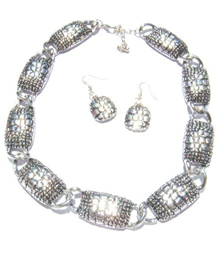 Collier et boucles d'oreilles effet croco argent vieilli