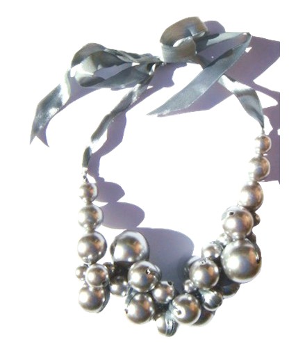 collier grosses perles argentées sur ruban satin