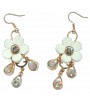 Boucles d'oreilles fleur blanche et strass