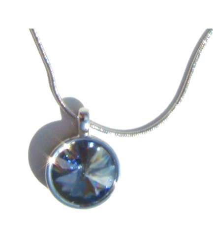 Magnifique pendant strass bleu gris clair sur chaine argentée